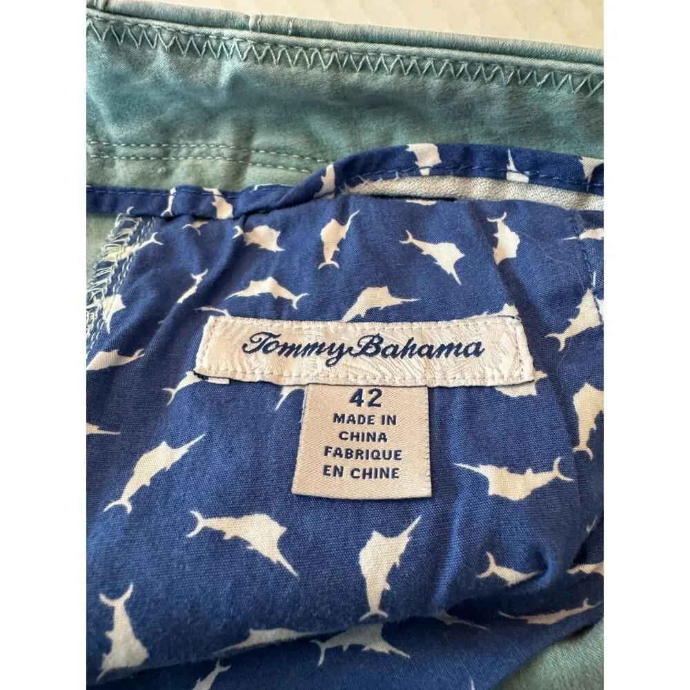 Tommy Bahama Mens 42 Green Stretch Shorts Swordfish Cargo Casual Flat Front